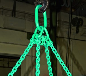 Grade 10 lifting chain in use